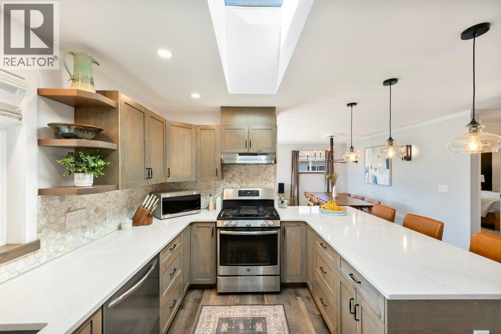 Newer appliances including gas range - 886 Fairview Road, Oliver, BC