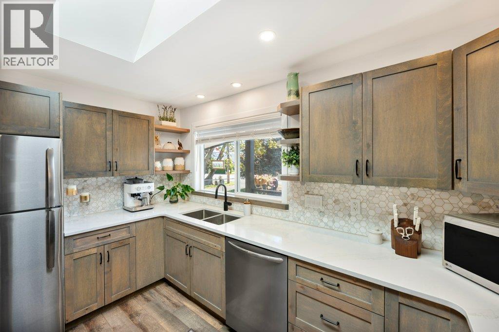 Tasteful backsplash - 886 Fairview Road, Oliver, BC