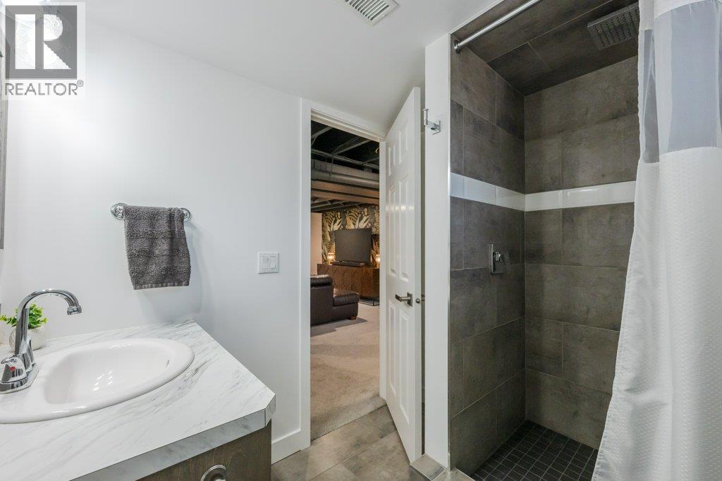 Basement 3-piece bath - 886 Fairview Road, Oliver, BC