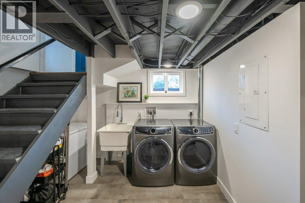 Basement laundry area with sink - 886 Fairview Road, Oliver, BC