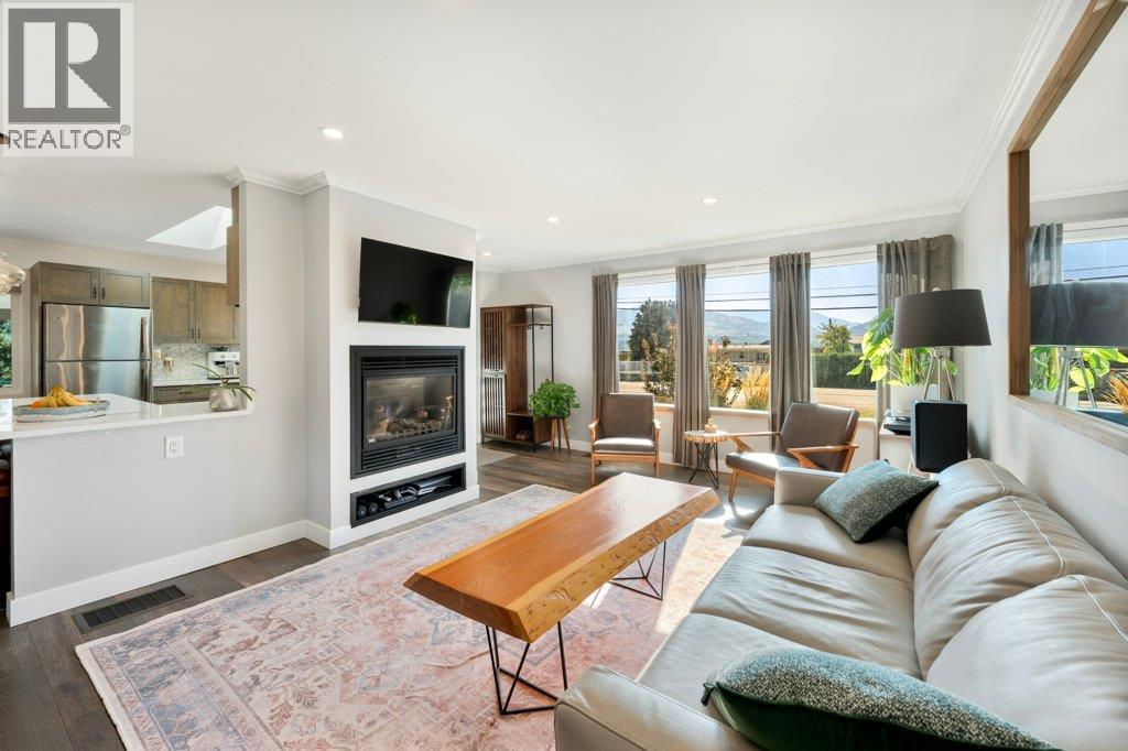 Living room with gas fireplace & crown molding - 886 Fairview Road, Oliver, BC
