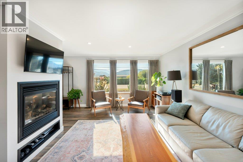 Living room with gas fireplace & crown molding - 886 Fairview Road, Oliver, BC