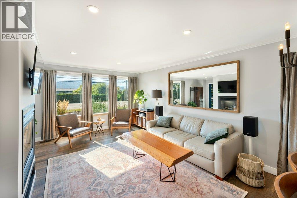 Living room with gas fireplace, crown molding, pot lights - 886 Fairview Road, Oliver, BC