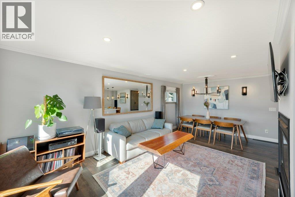 Open concept living - 886 Fairview Road, Oliver, BC