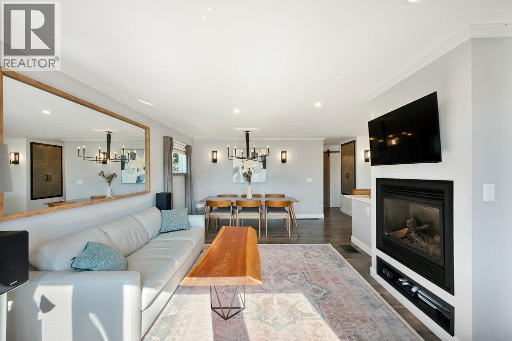 Living room with gas fireplace & crown molding - 886 Fairview Road, Oliver, BC