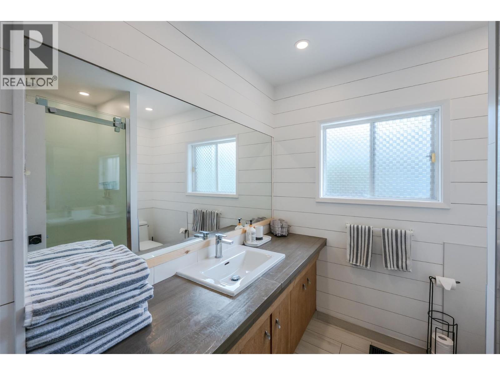 3 pce bathroom. - 637 Alexander Avenue, Penticton, BC