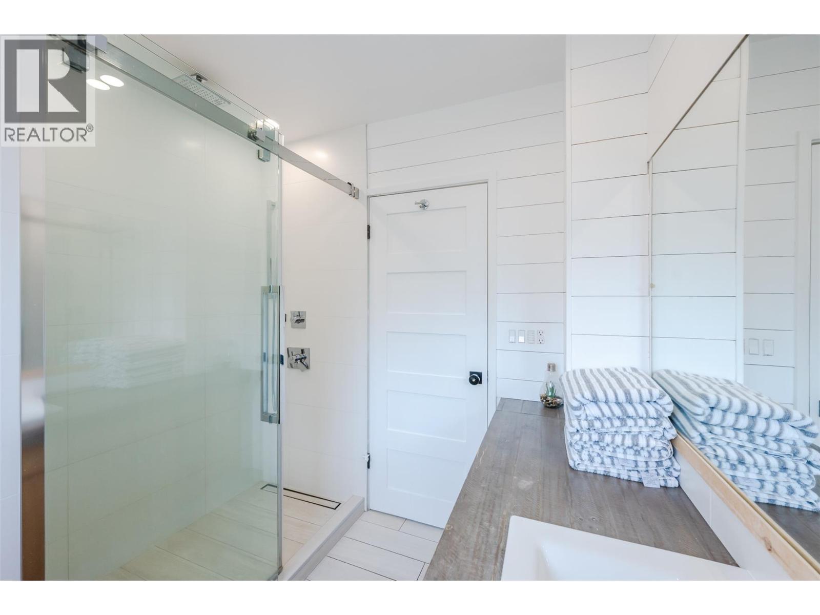 3 pce bathroom. - 637 Alexander Avenue, Penticton, BC