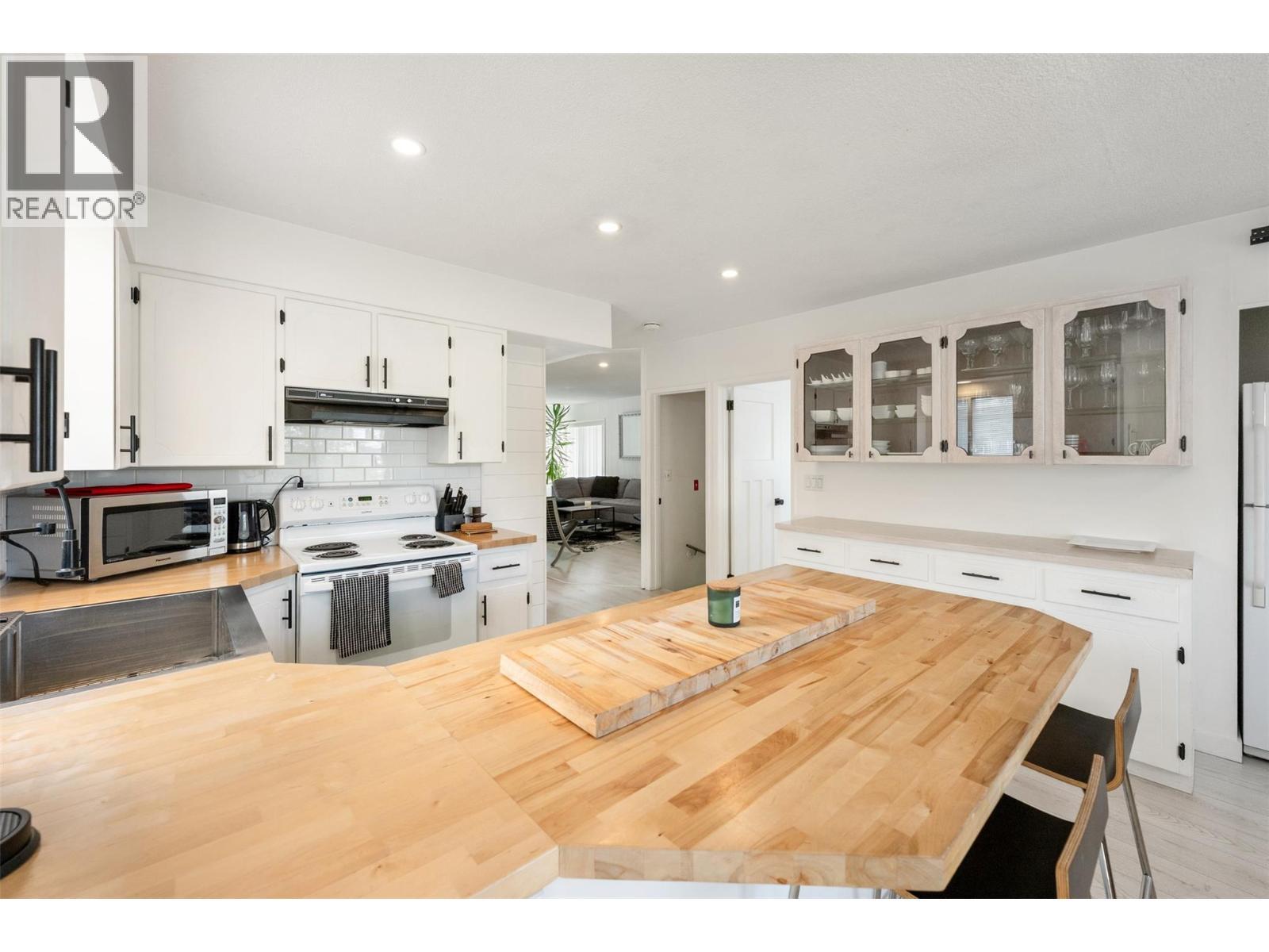 Kitchen. - 637 Alexander Avenue, Penticton, BC