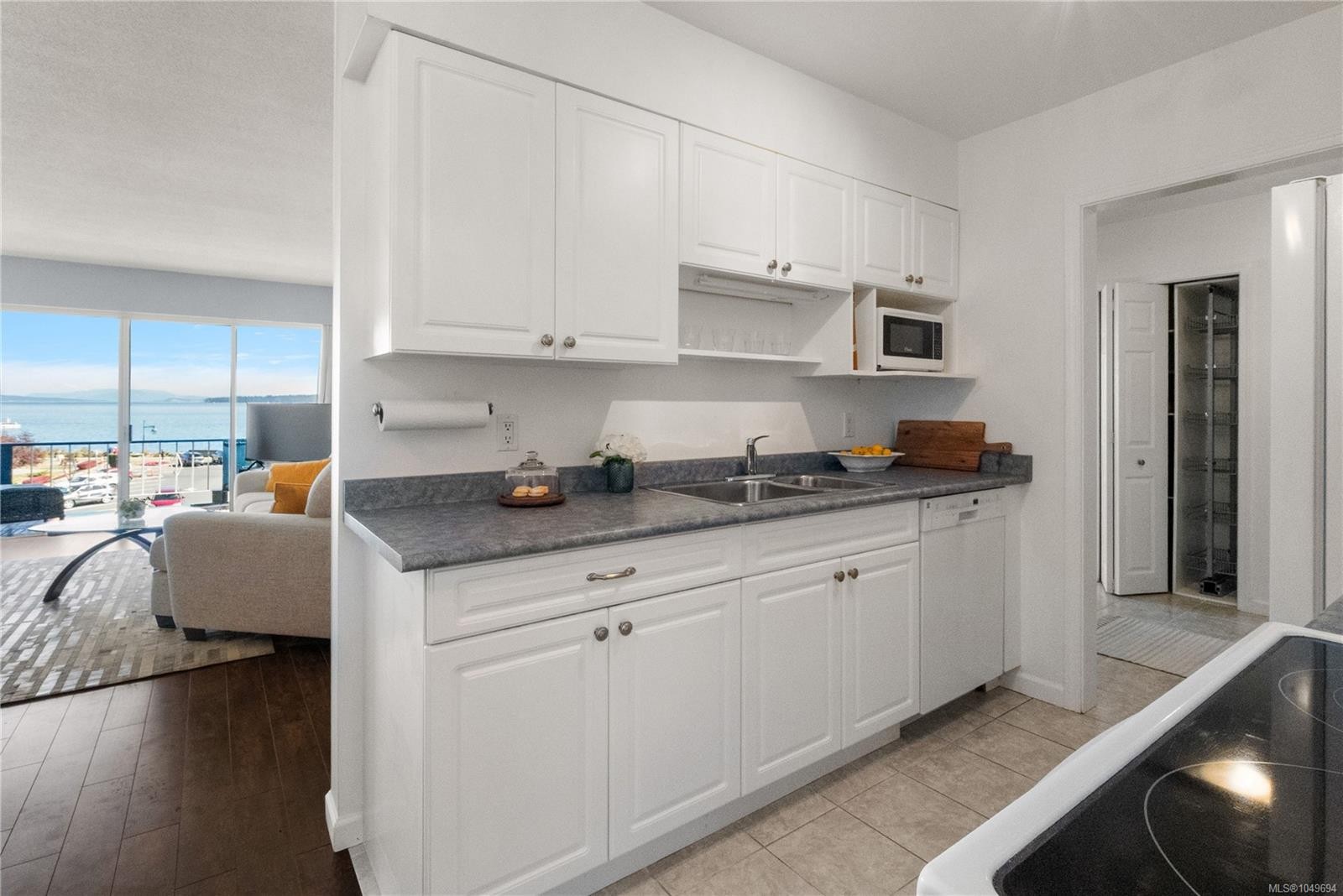 #315-9560 Fifth St, Sidney, BC