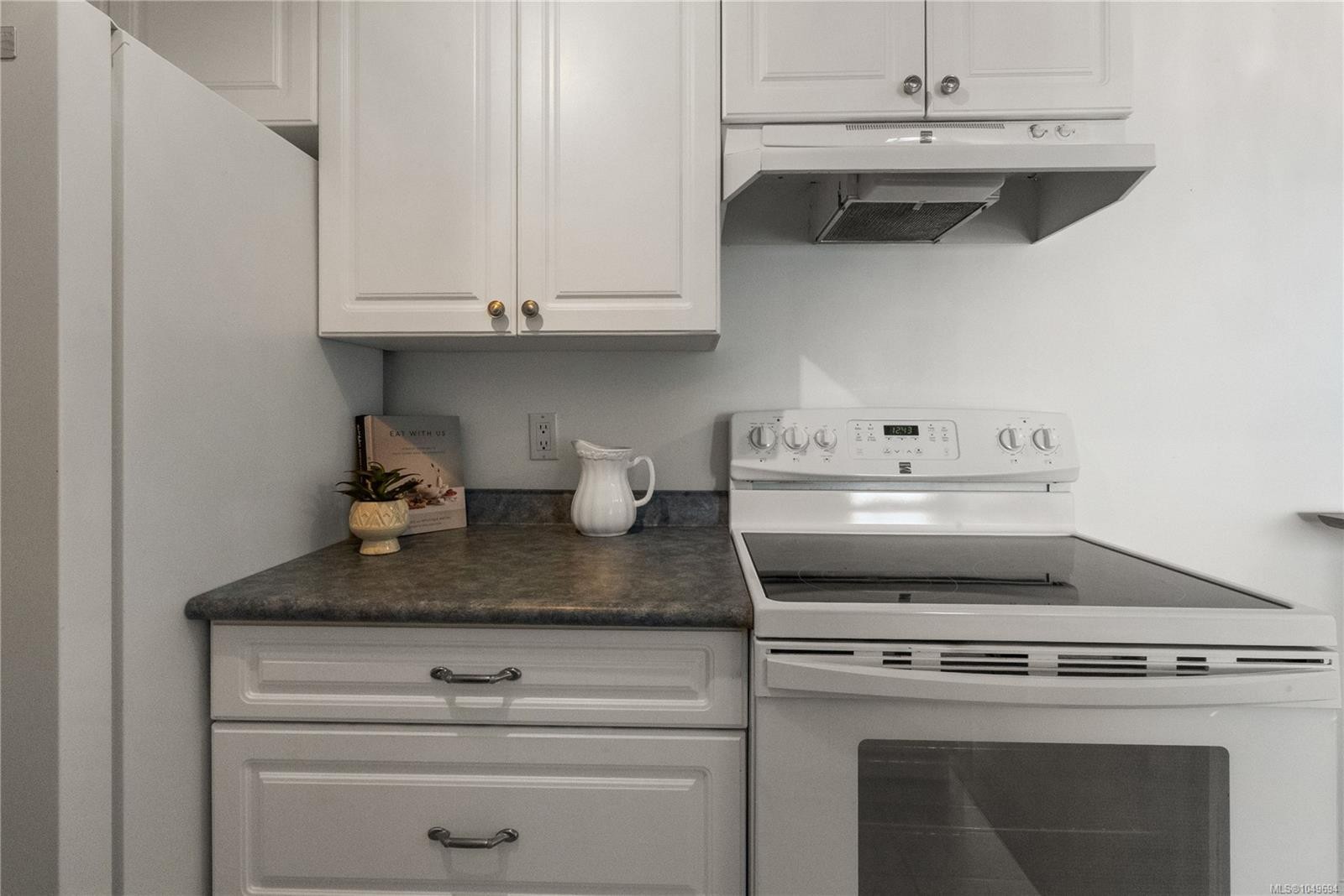 #315-9560 Fifth St, Sidney, BC