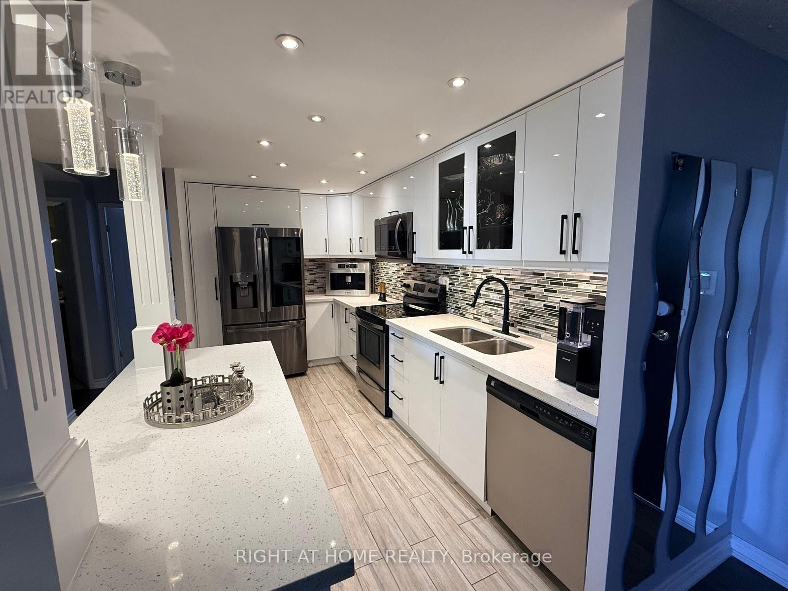 1102 - 820 Burnhamthorpe Road, Toronto, ON