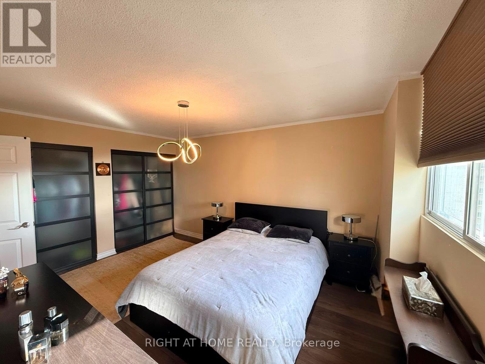 1102 - 820 Burnhamthorpe Road, Toronto, ON