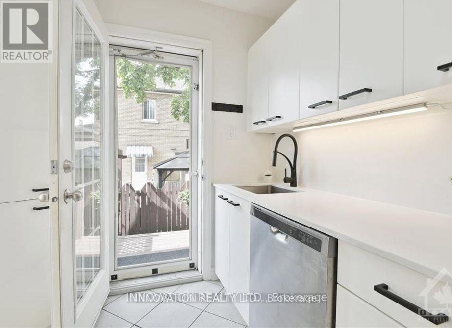 beautiful deck & shed - 391 Greenwood Avenue, Ottawa, ON