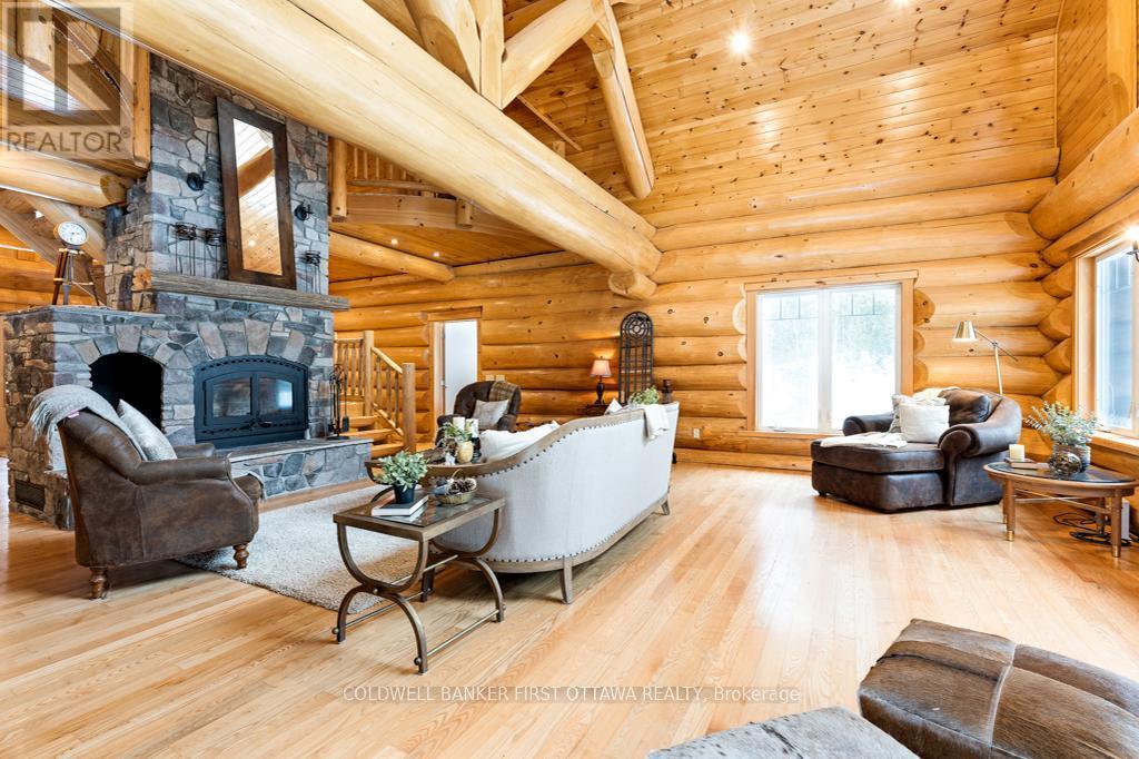 Dramatic 1ft diameter log construction - 2467 Darling Road, Lanark Highlands, ON