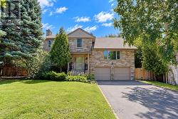 19 LOWER LINKS ROAD Toronto, ON M2P 1H5
