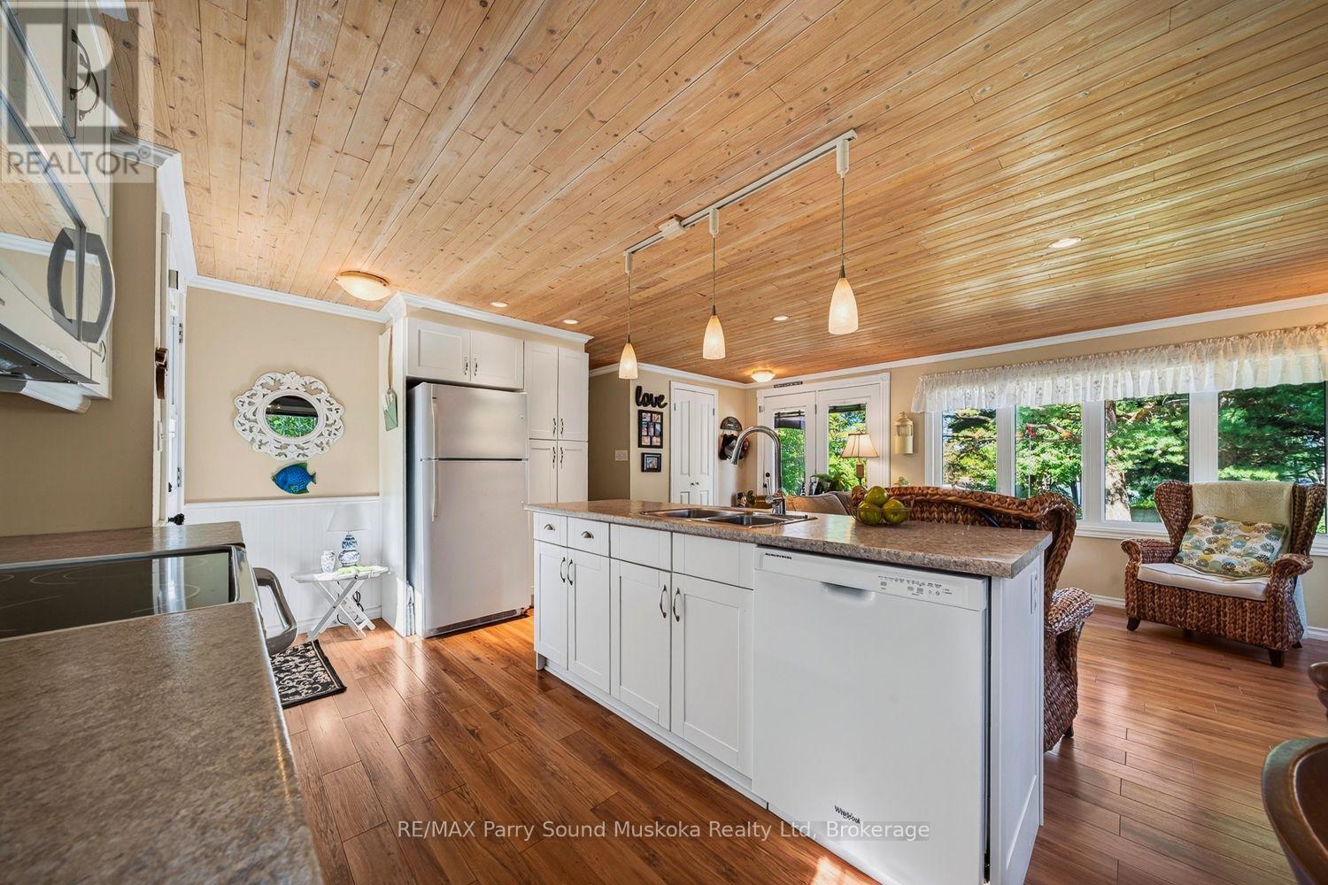 2 Robins Nest Lane, Mckellar, ON