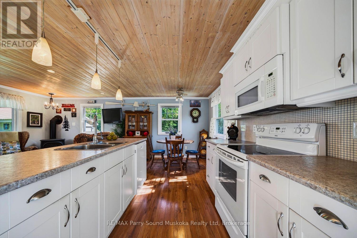 2 Robins Nest Lane, Mckellar, ON