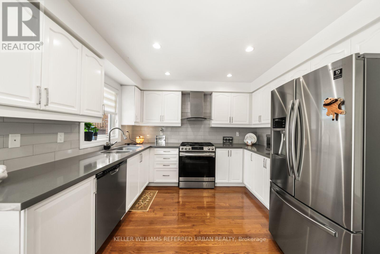 1002 Oaktree Crescent, Newmarket, ON