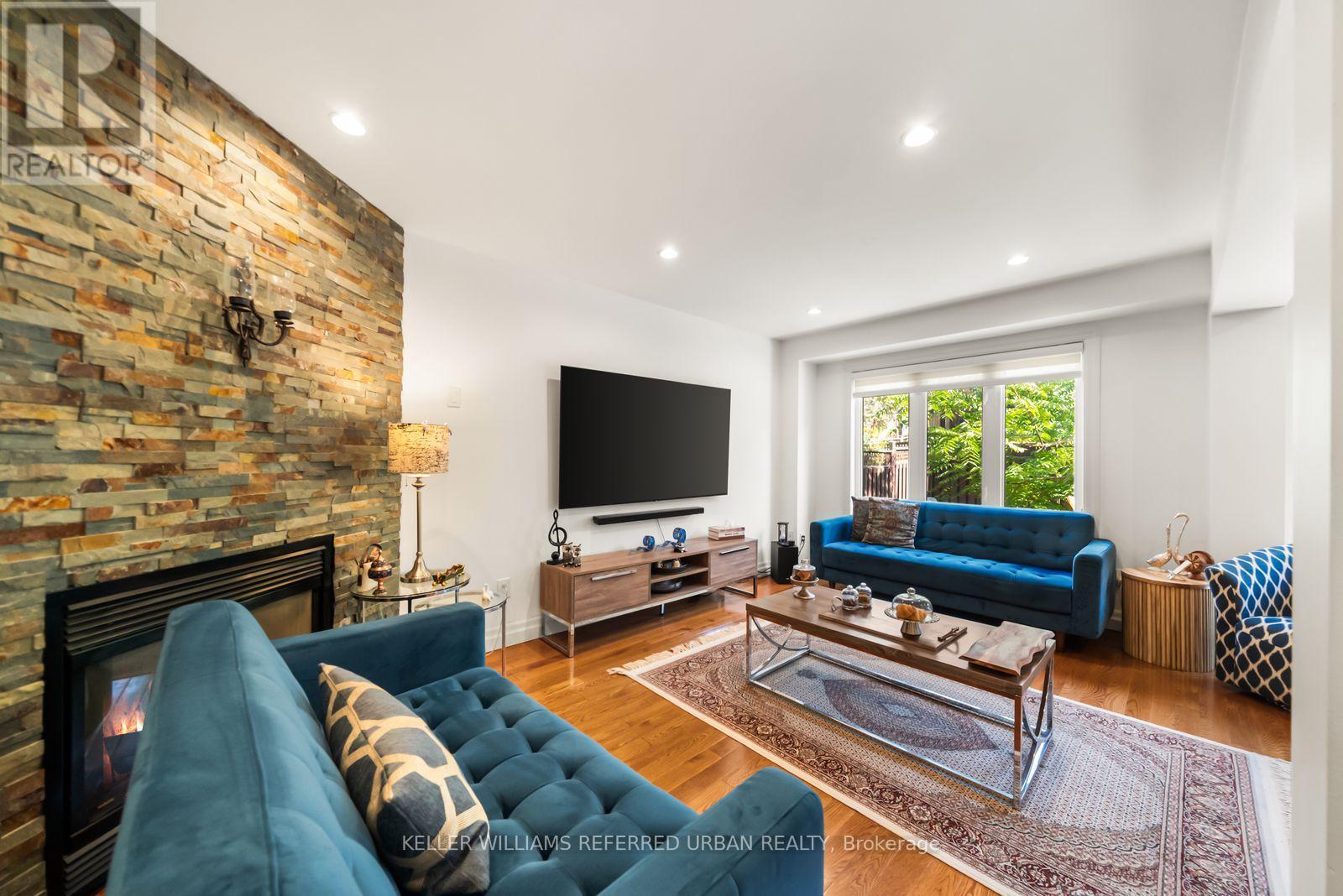 1002 Oaktree Crescent, Newmarket, ON