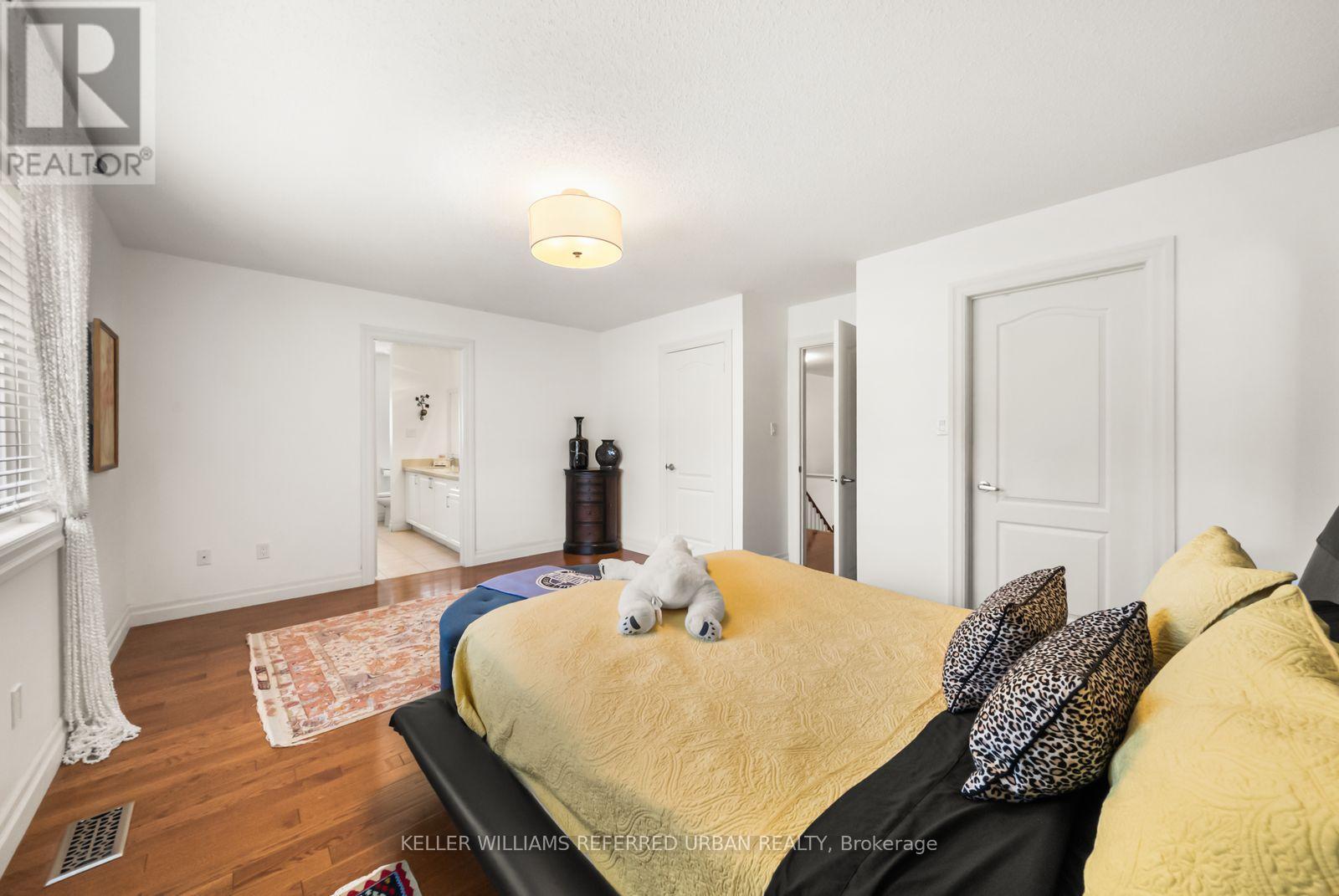 1002 Oaktree Crescent, Newmarket, ON