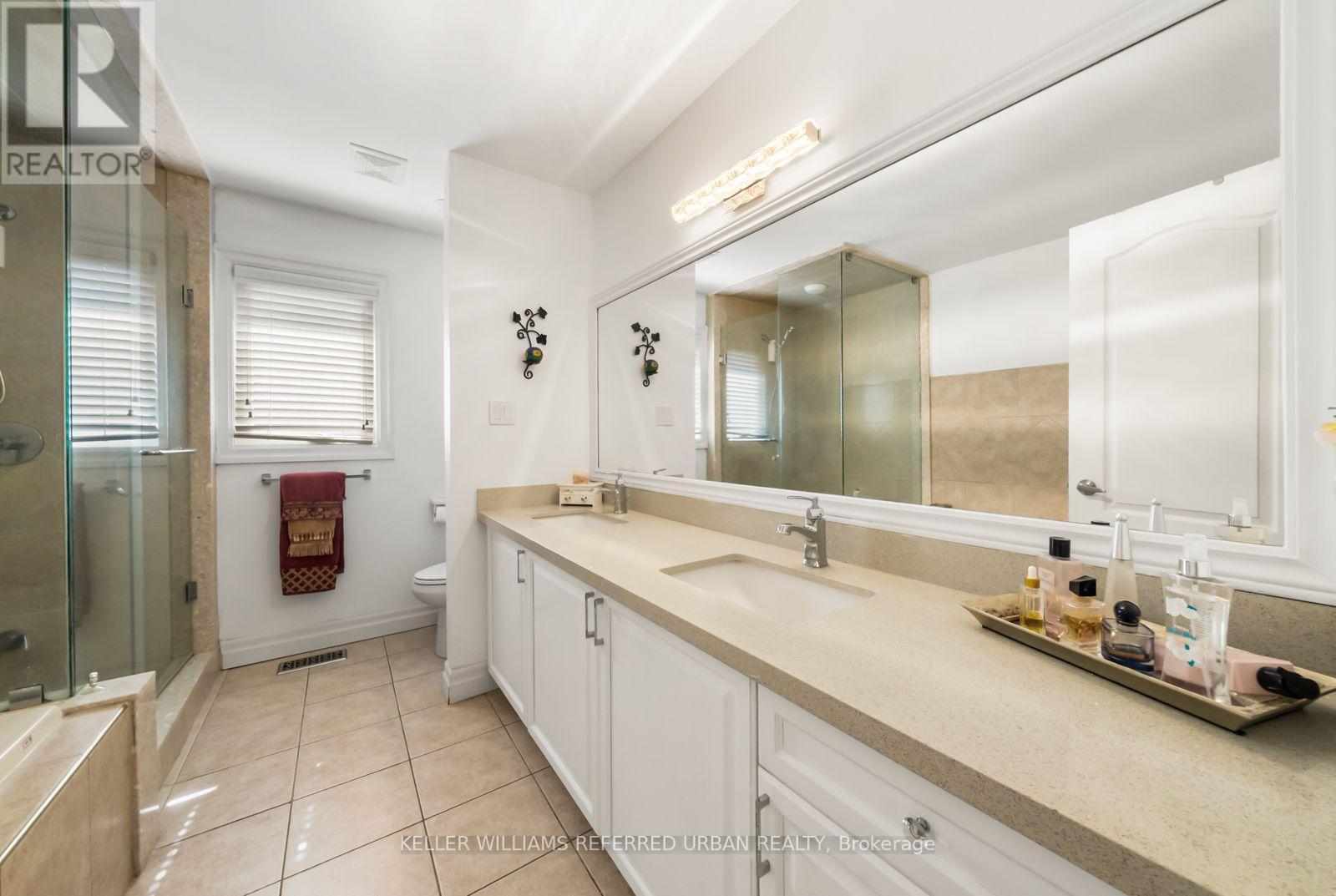 1002 Oaktree Crescent, Newmarket, ON