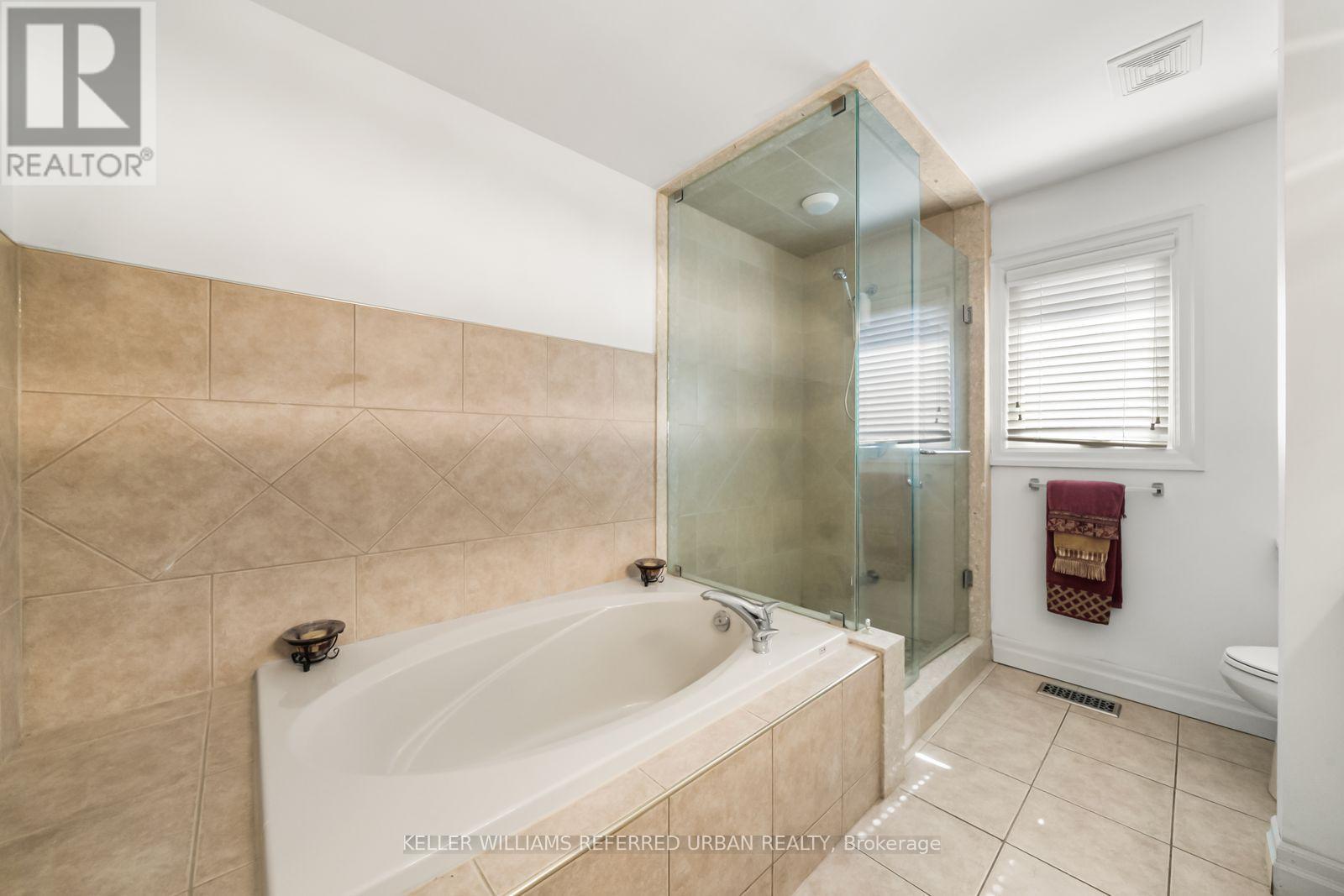 1002 Oaktree Crescent, Newmarket, ON