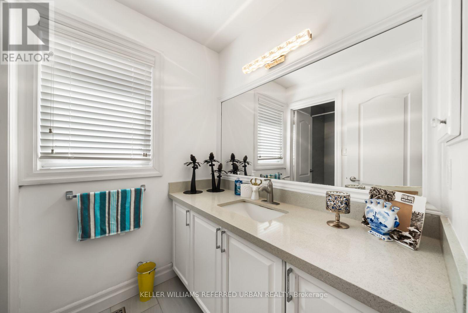 1002 Oaktree Crescent, Newmarket, ON