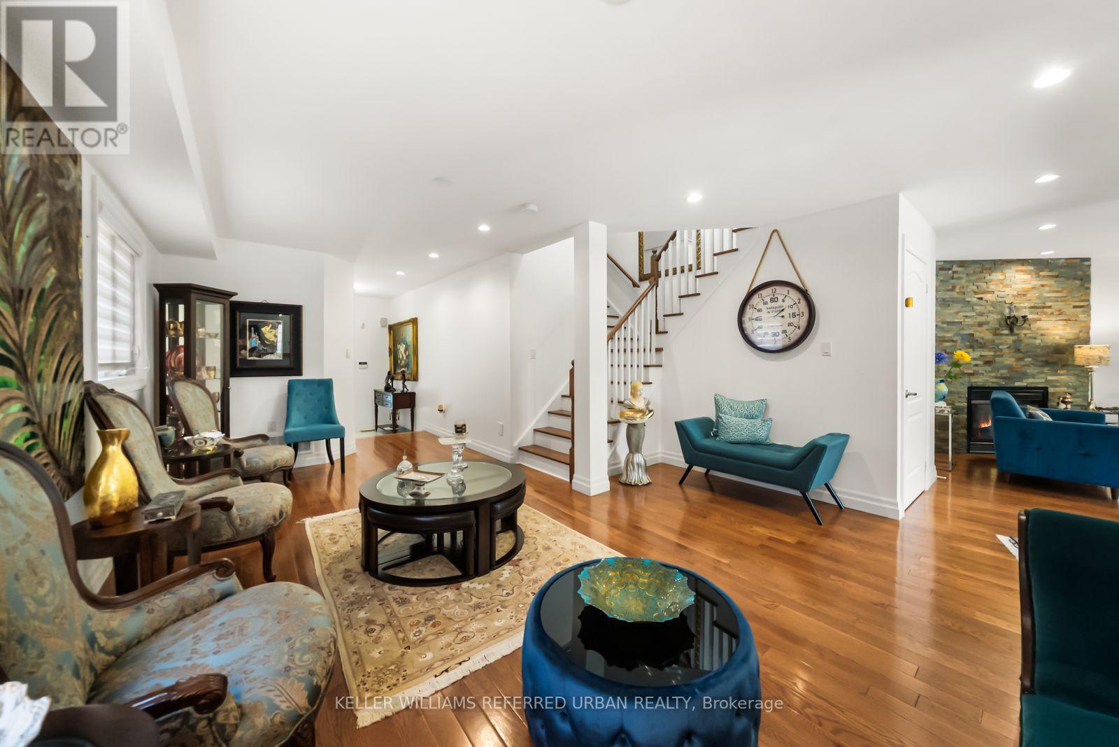 1002 Oaktree Crescent, Newmarket, ON