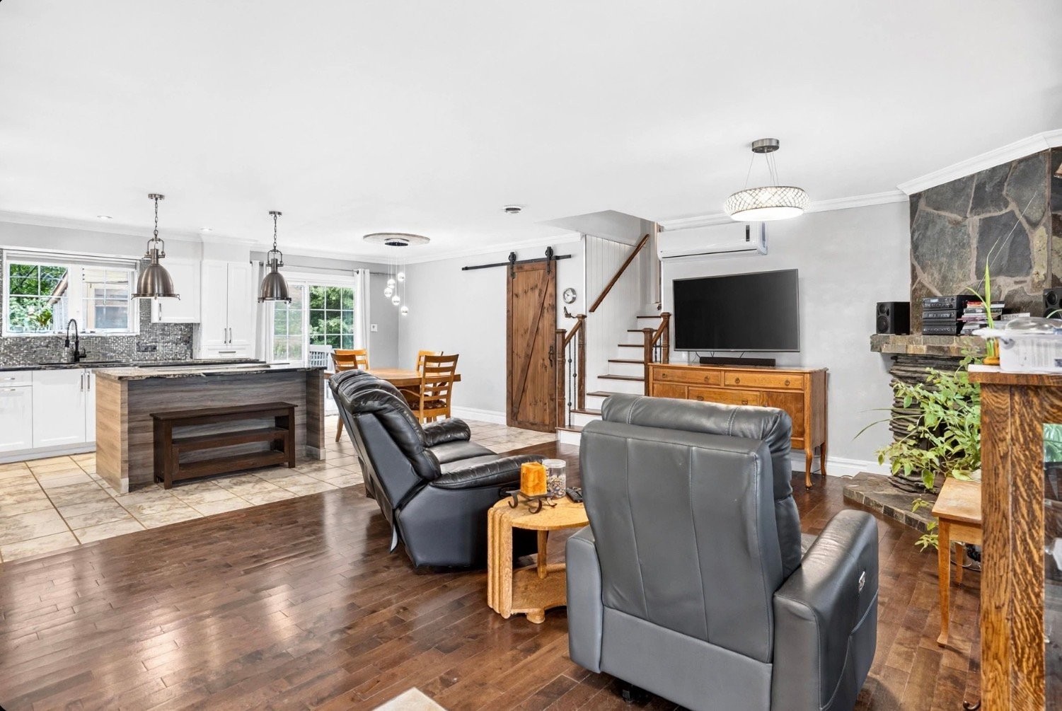 Salon - 8 - 8A Rue Du Joli-Bourg, Sainte-Marguerite-Du-Lac-Masson, QC