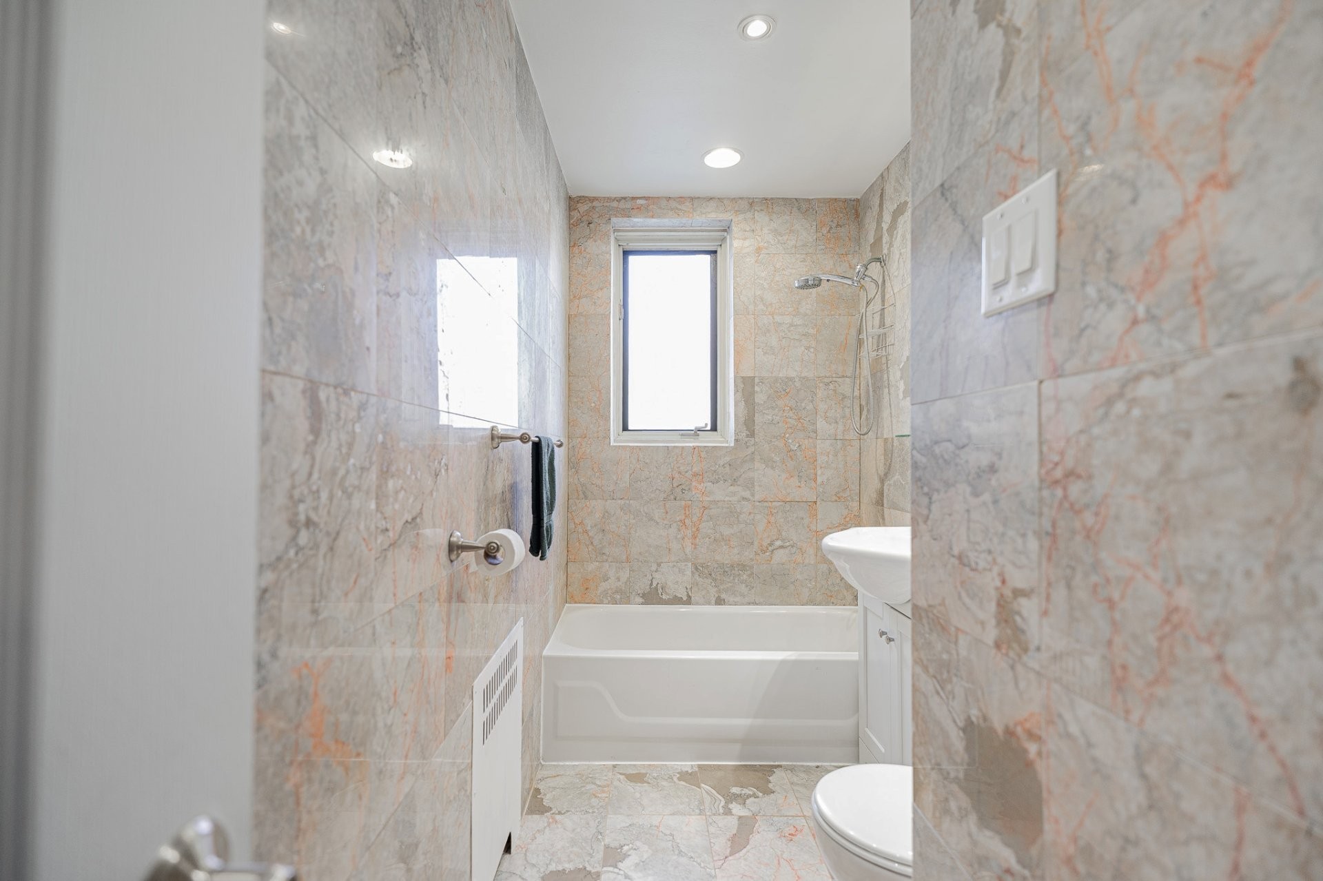 Bathroom - 103-1270 Ch. Regent, Mont-Royal, QC