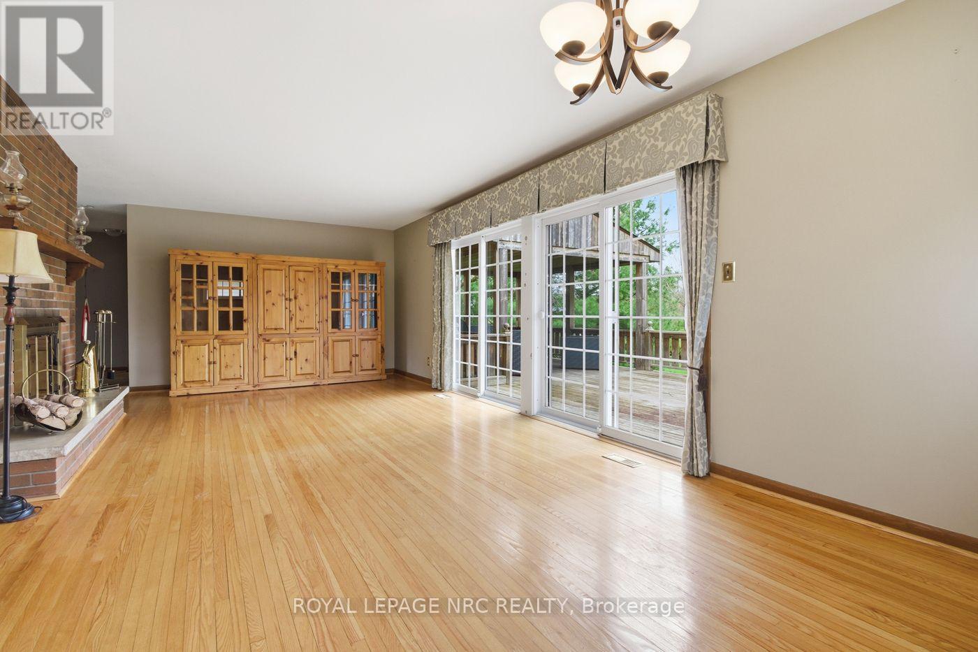 living room / dining room - 53 Pearson Road, Welland (Cooks Mills), ON