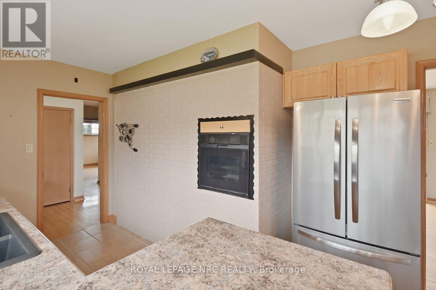built in oven - 53 Pearson Road, Welland (Cooks Mills), ON