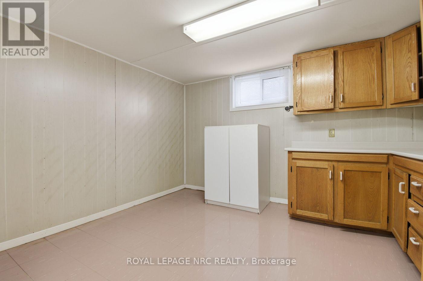 games/kitchen room - 53 Pearson Road, Welland (Cooks Mills), ON
