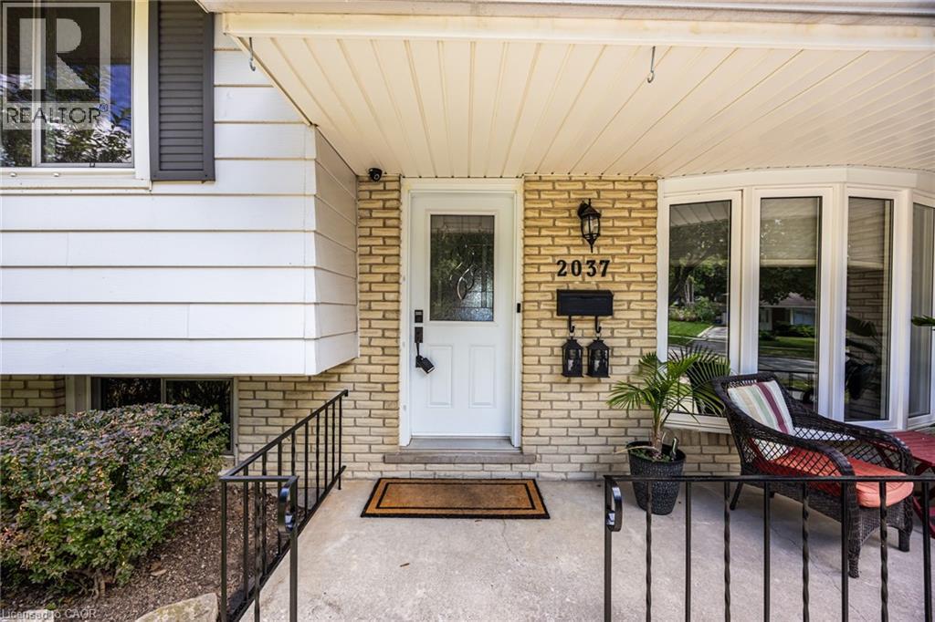 Brick and siding exterior with a covered entry - 2037 Mountain Grove Avenue, Burlington, ON