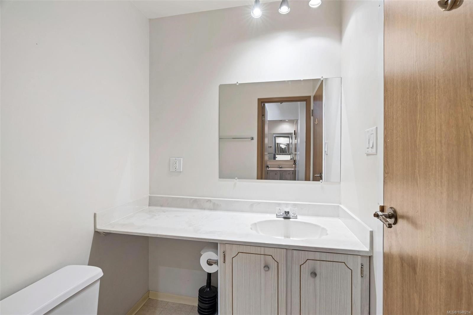 #206-1745 Leighton Rd, Victoria, BC