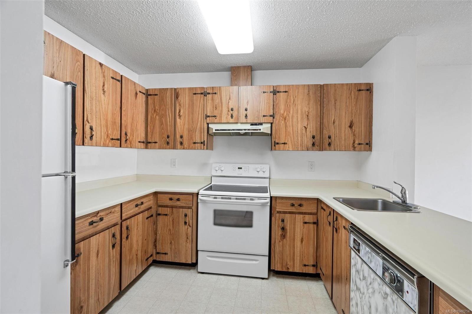 #206-1745 Leighton Rd, Victoria, BC