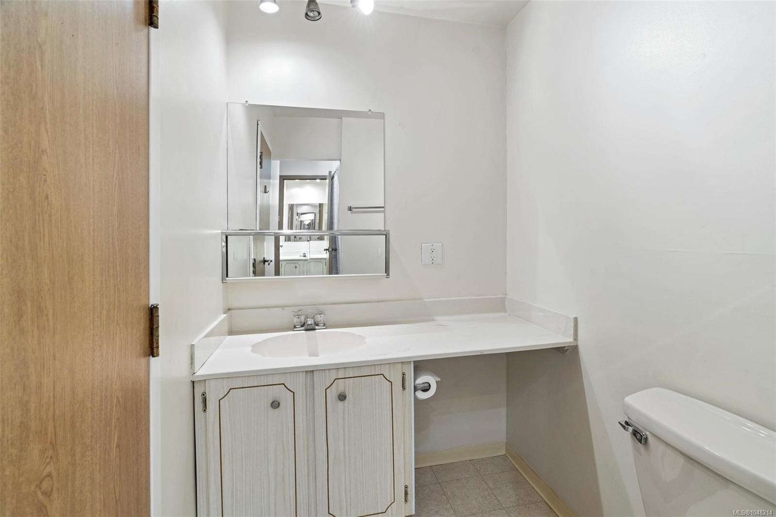 #206-1745 Leighton Rd, Victoria, BC