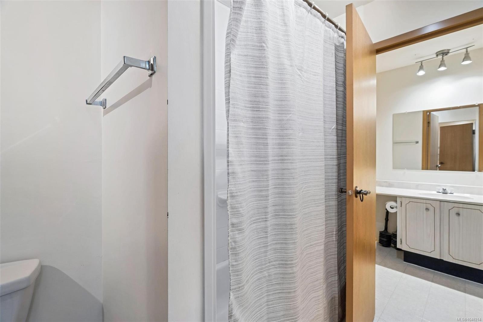 #206-1745 Leighton Rd, Victoria, BC