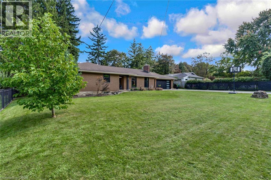 Expansive lawn with mature trees and a fenced perimeter - 7 Shadywood Lane, Cambridge, ON