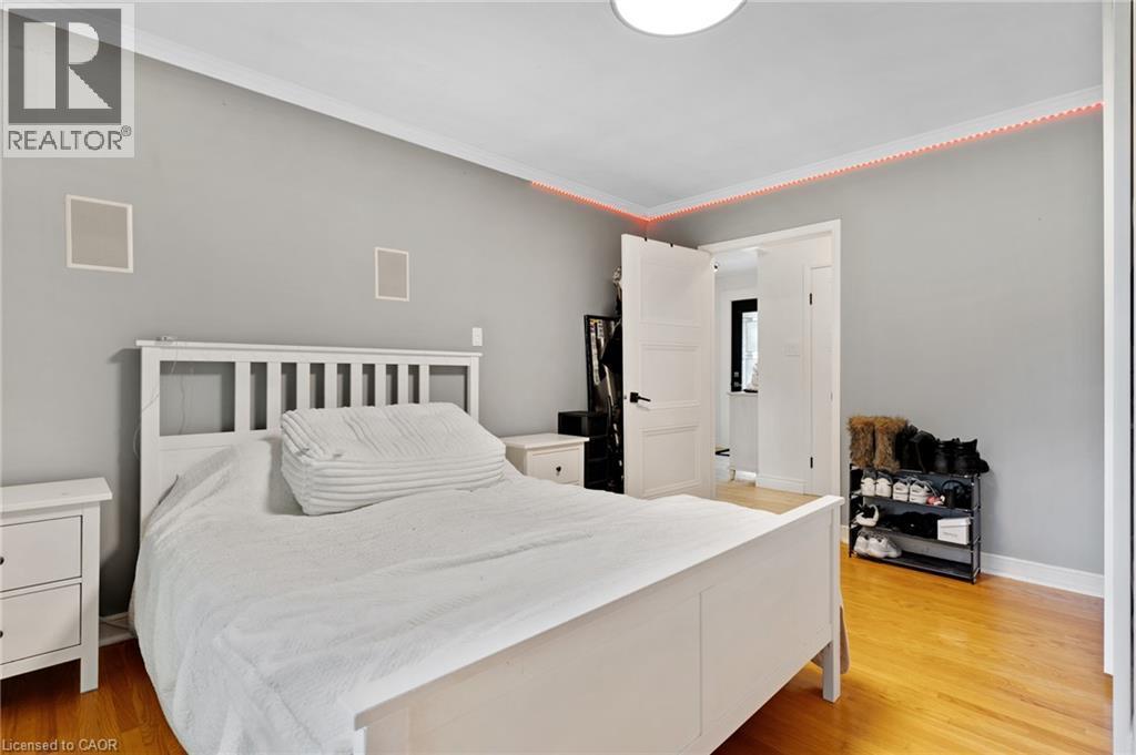 Hardwood flooring, crown molding, white trim, recessed wall speakers, and solid core doors - 7 Shadywood Lane, Cambridge, ON