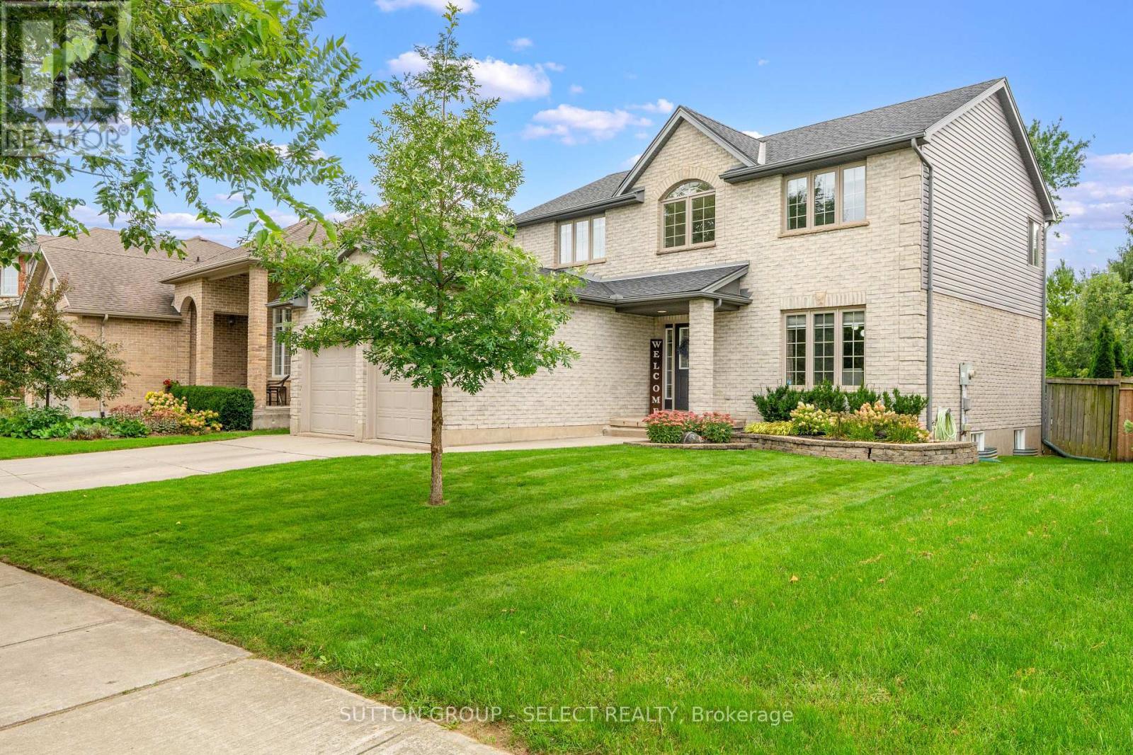 Beautifully maintained curb appeal - 121 Tanoak Drive, London North (North E), ON