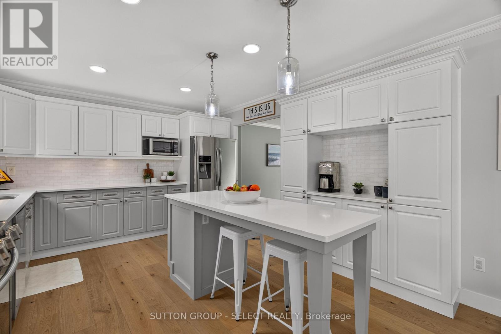 Spacious functional kitchen with ample cabinetry - 121 Tanoak Drive, London North (North E), ON