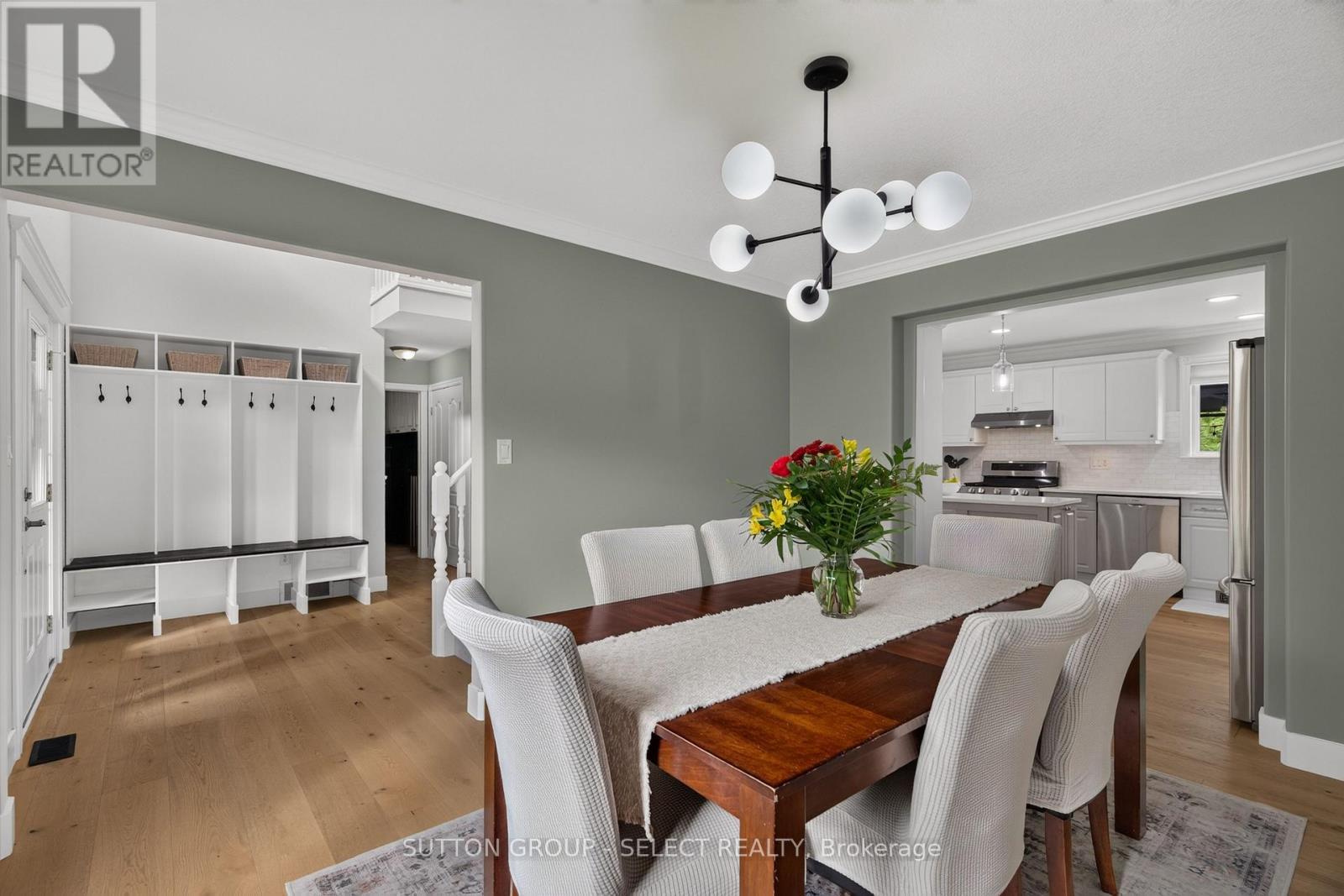 Formal dining room off foyer and kitchen - 121 Tanoak Drive, London North (North E), ON