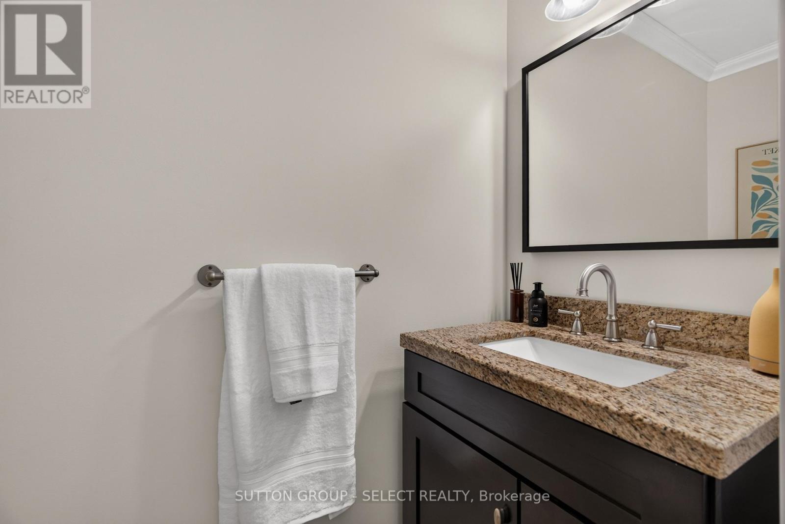 Main floor powder room - 121 Tanoak Drive, London North (North E), ON