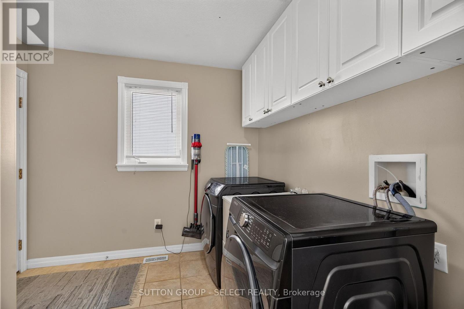 Main floor laundry room with garage access - 121 Tanoak Drive, London North (North E), ON