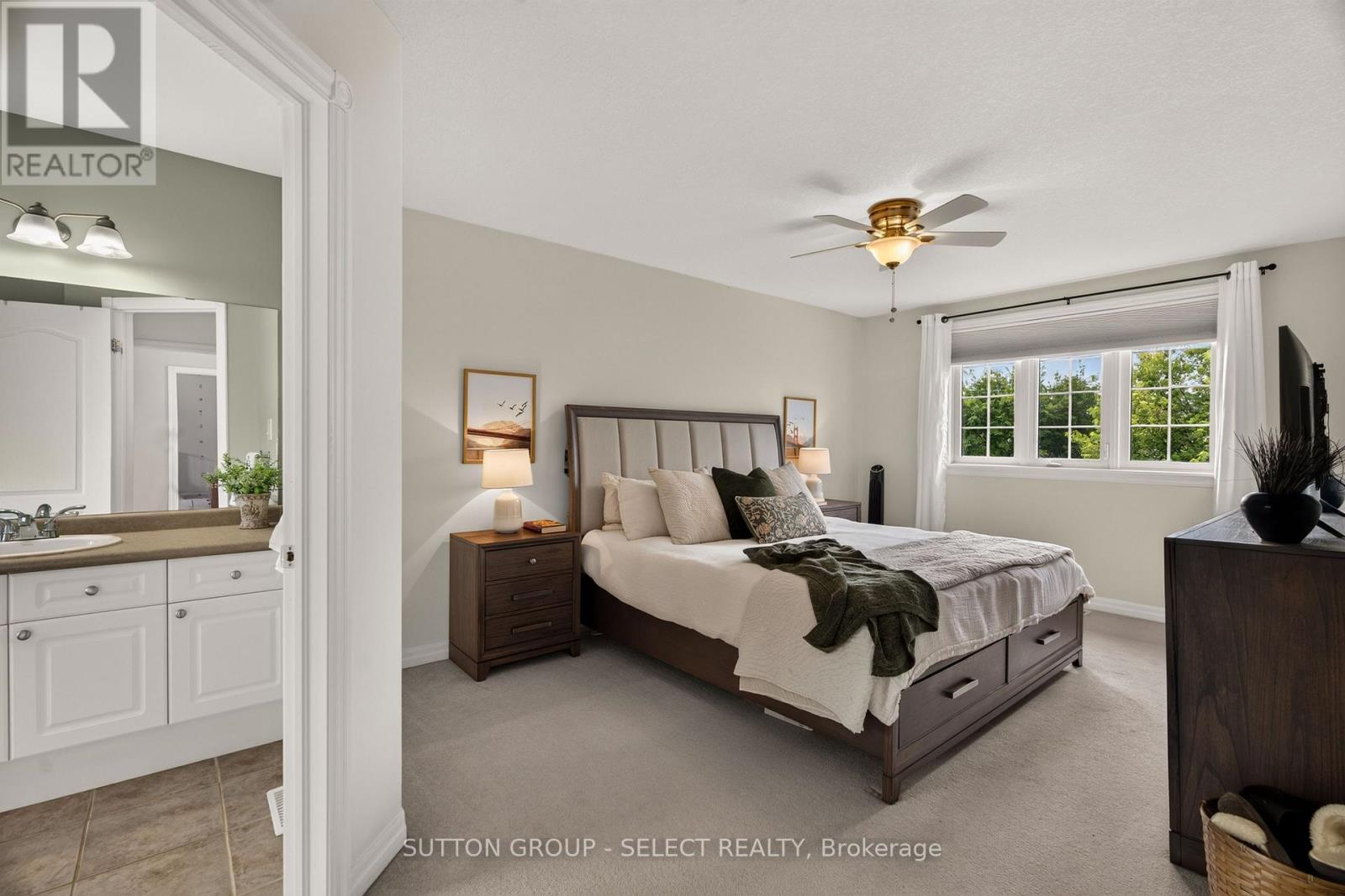 Primary bedroom with 4-pc ensuite & WIC - 121 Tanoak Drive, London North (North E), ON