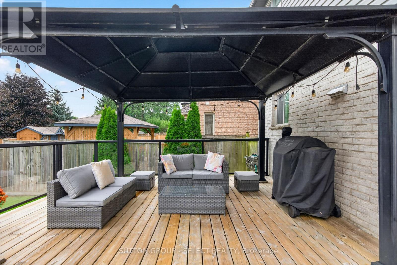 Deck with gazebo - 121 Tanoak Drive, London North (North E), ON