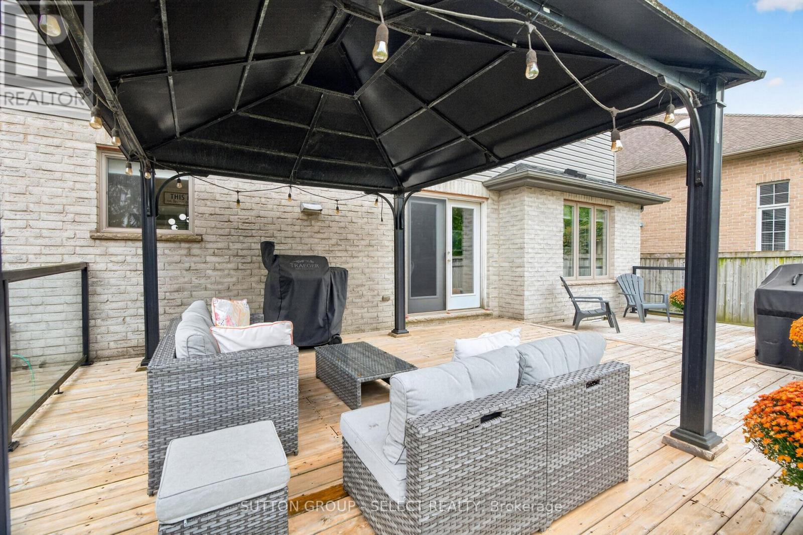 Deck with gazebo - 121 Tanoak Drive, London North (North E), ON