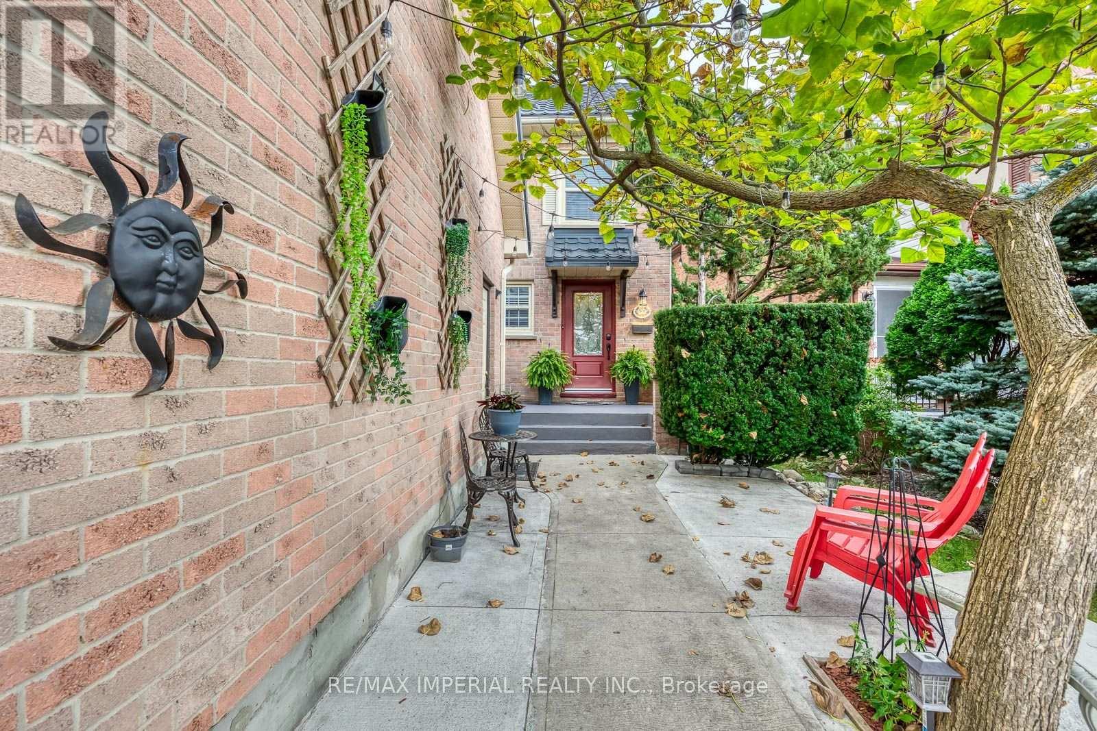 301 Kingsbridge Garden Circle, Mississauga, ON