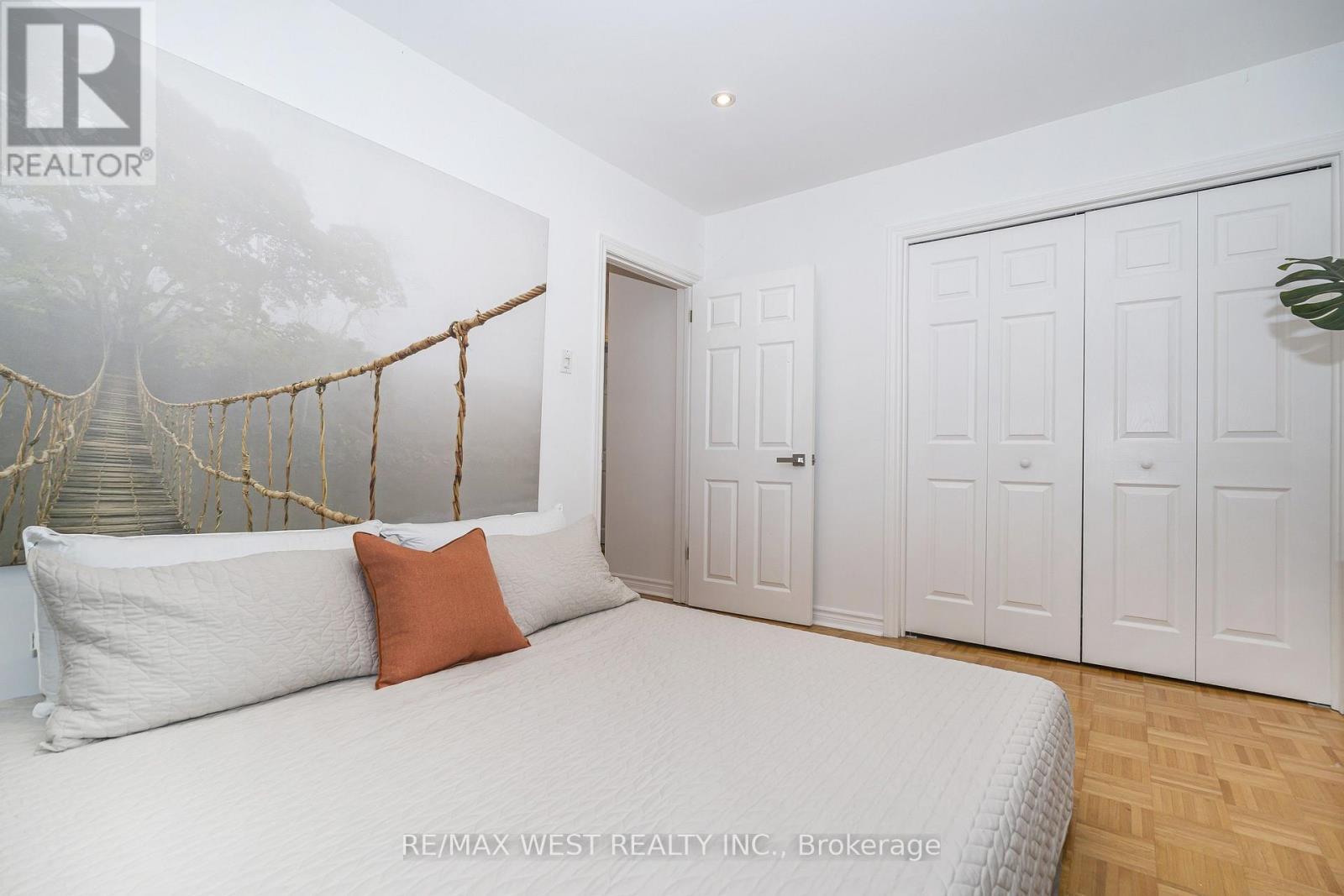 32 Pine Avenue N, Mississauga, ON